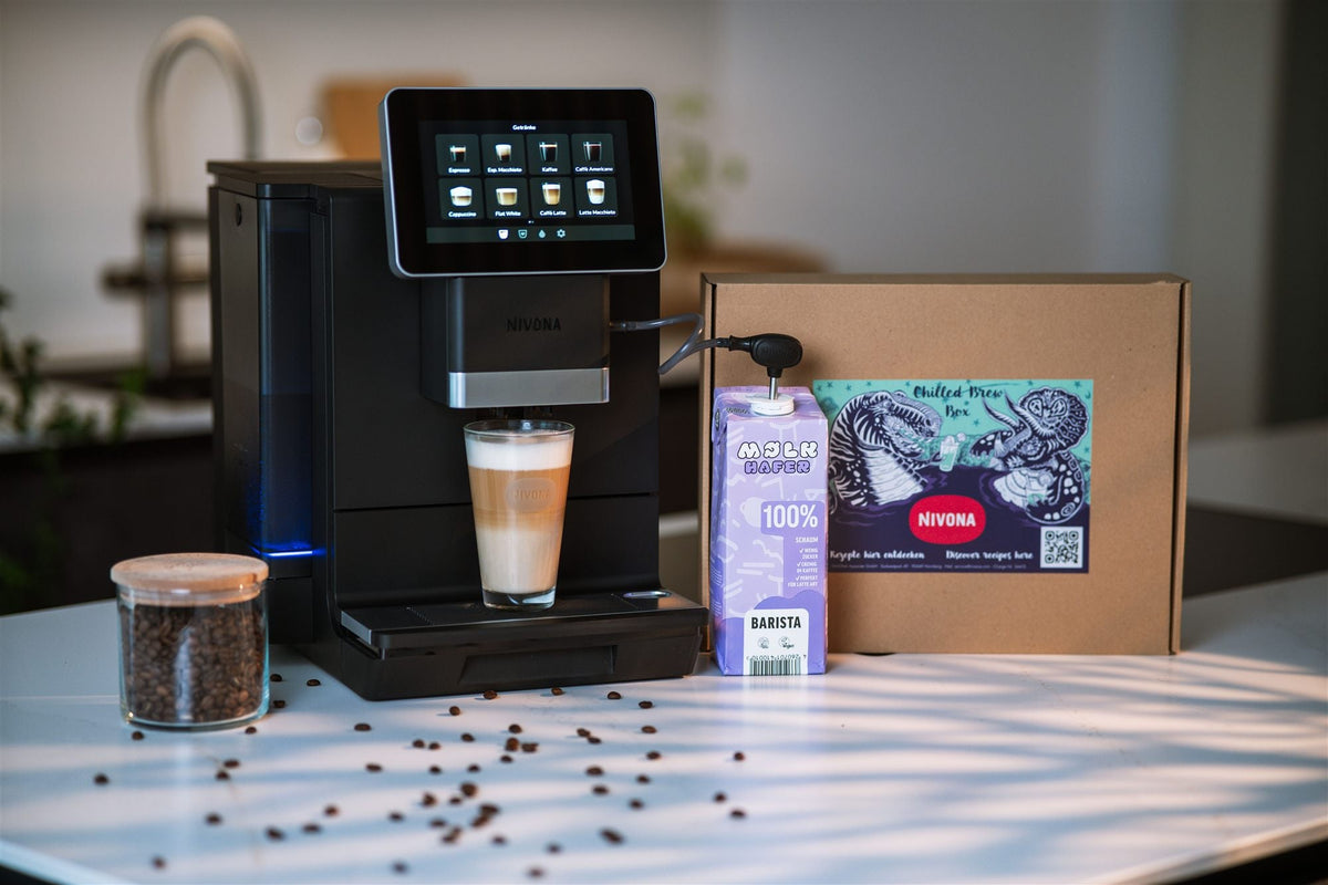NIVONA NIVO 9000er mit Latte Macchiato, daneben Oat Mølk Barista Hafermilch und die Chilled Brew Box