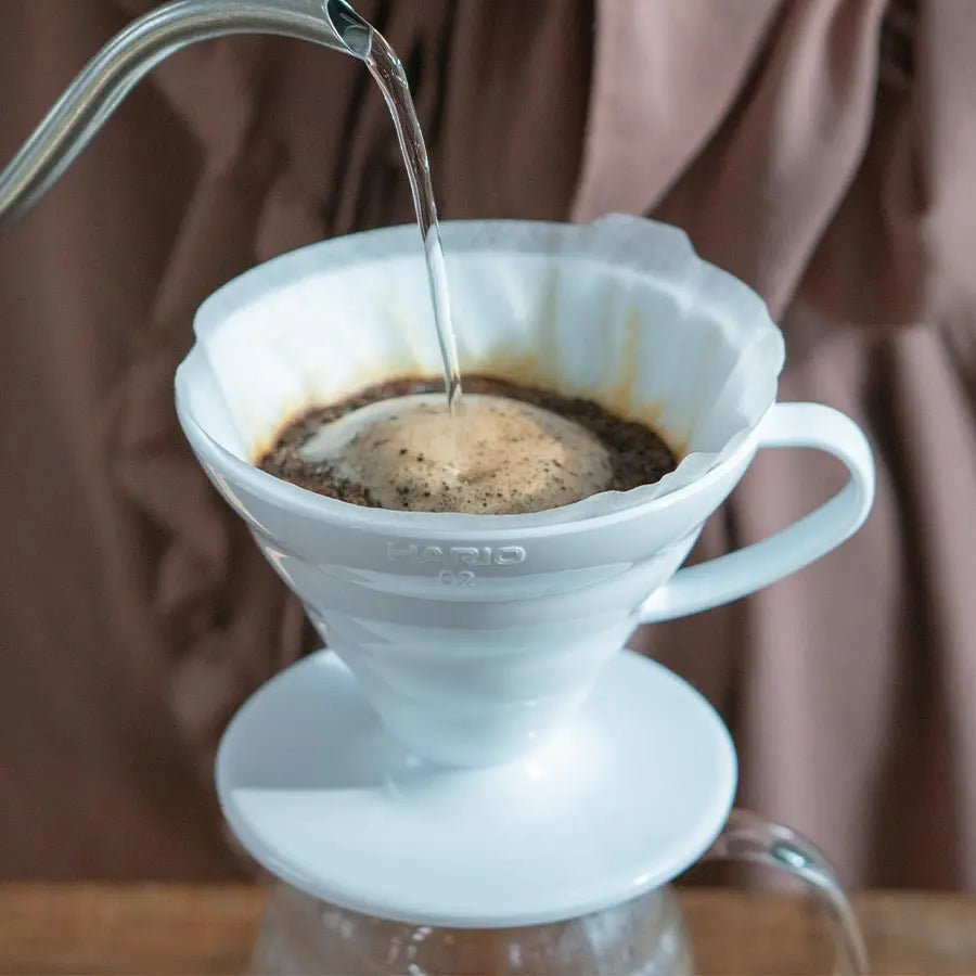 Gönn-dir-den-perfekten-Kaffeegenuss-So-gelingt-die-Kaffeezubereitung-mit-Hario-V60-Handfilter rhiinland.com