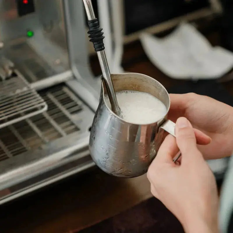 Der-perfekte-Milchschaum-so-geht-Milch-aufschäumen-mit-deiner-Siebträgermaschine rhiinland.com
