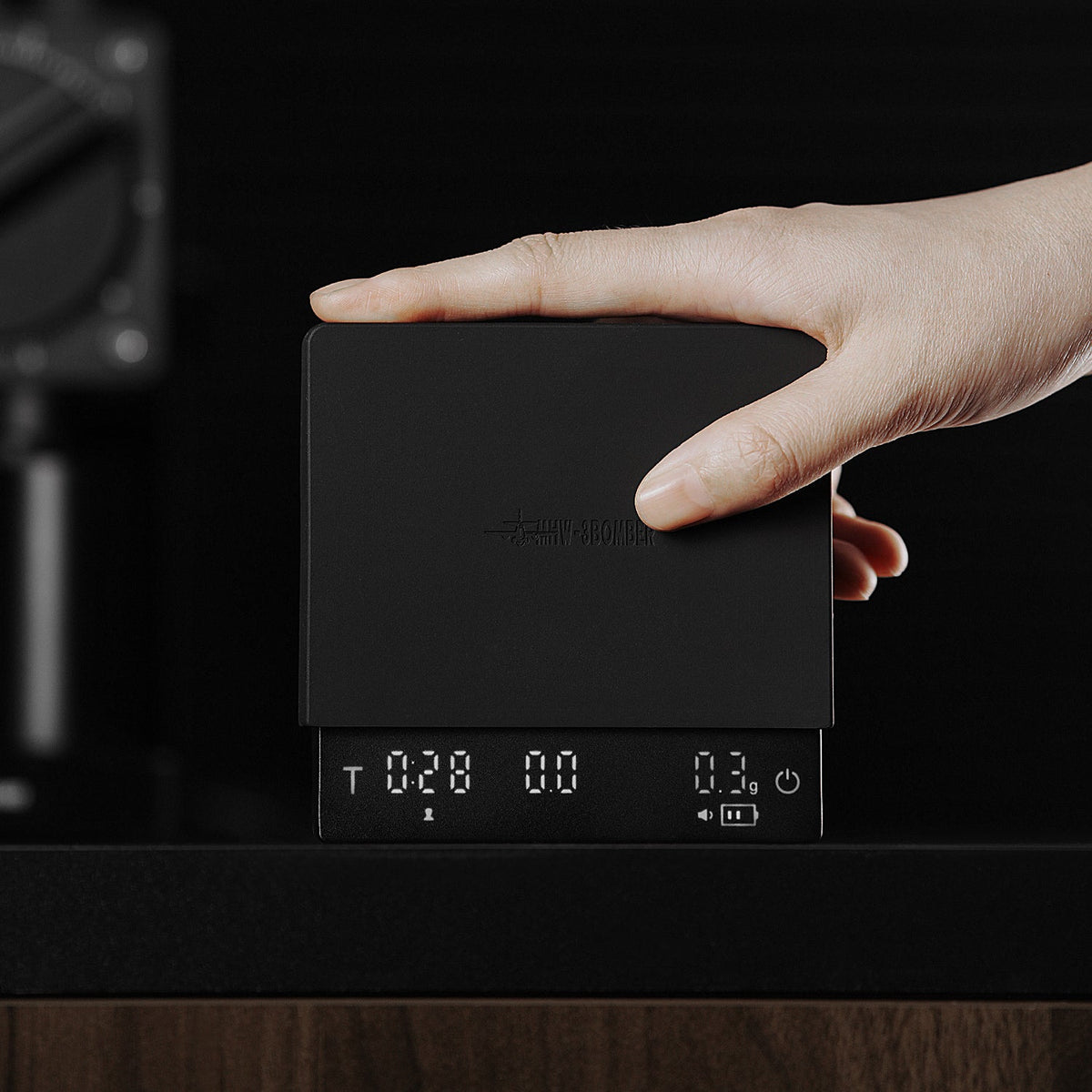 MHW-3BOMBER Cube Mini 3.0 Pro – kompakte Espressowaage in der Hand