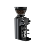 Mahlkönig E64 WS Espressomühle in Schwarz schräg von vorn, mit Bohnenbehälter und Siebträgerhalter