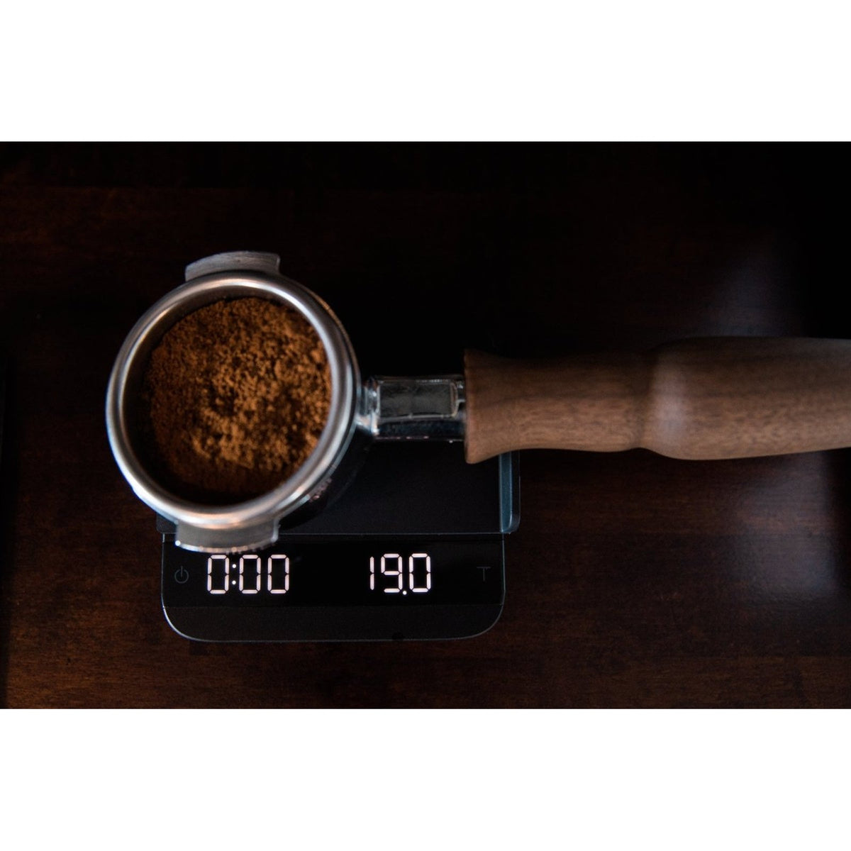 Acaia Lunar mit Siebträger beim Dosieren - rhiinland.com