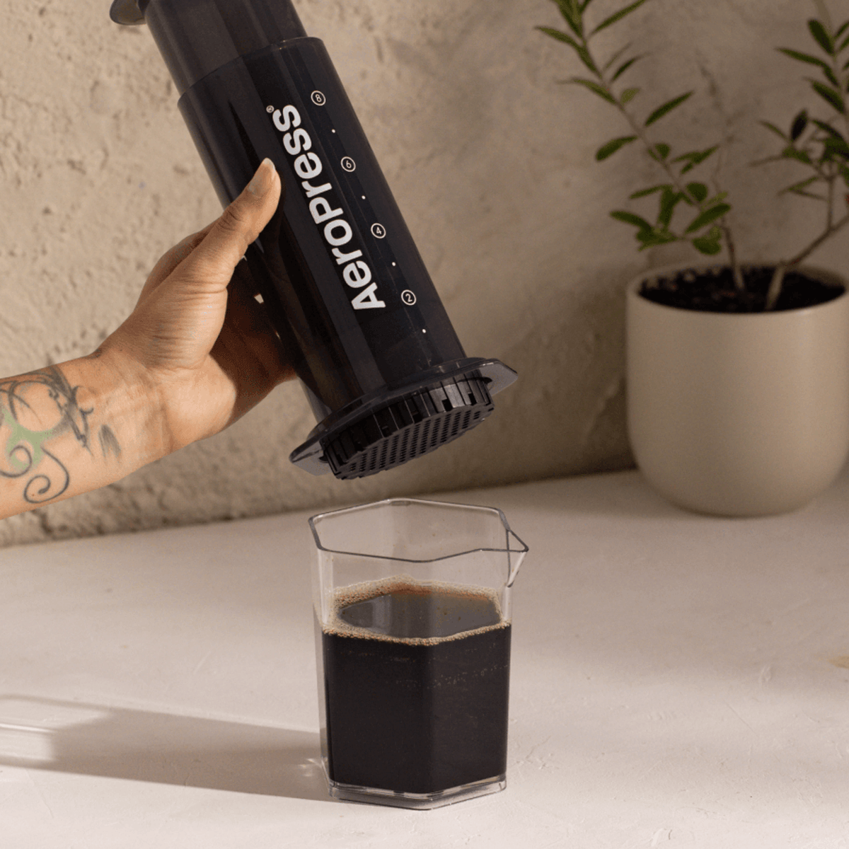 AeroPress® XL beim Umdrehen auf die Karaffe - rhiinland.com