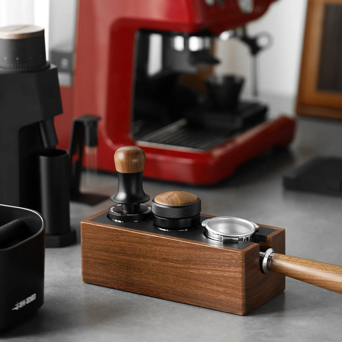 MHW-3BOMBER Espresso-Siebträgerhalter & Tamping-Station (Walnuss) Tamper Station MHW-3Bomber - rhiinland.com