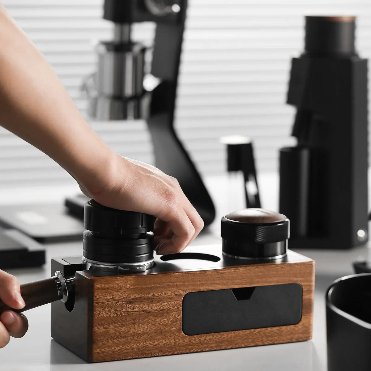 MHW-3BOMBER Espresso-Siebträgerhalter & Tamping-Station (Walnuss) Tamper Station MHW-3Bomber - rhiinland.com