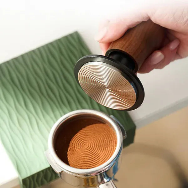 WPM Federbelasteter Tamper (58,35 mm) – Konstante Präzision für Deinen Espresso Tamper WPM - rhiinland.com