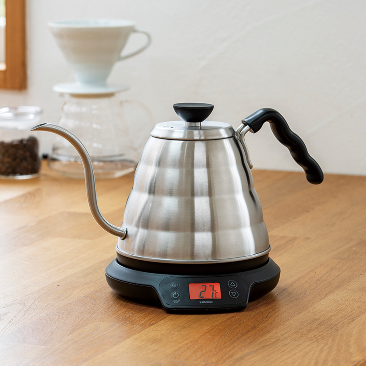 Hario Buono Power Kettle neben V60-Handfilter - rhiinland.com