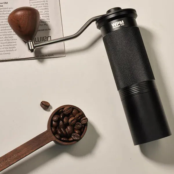 WPM Manuelle Kaffeemühle (Mini) – Dein Premium-Begleiter für unterwegs Handmühle WPM - rhiinland.com