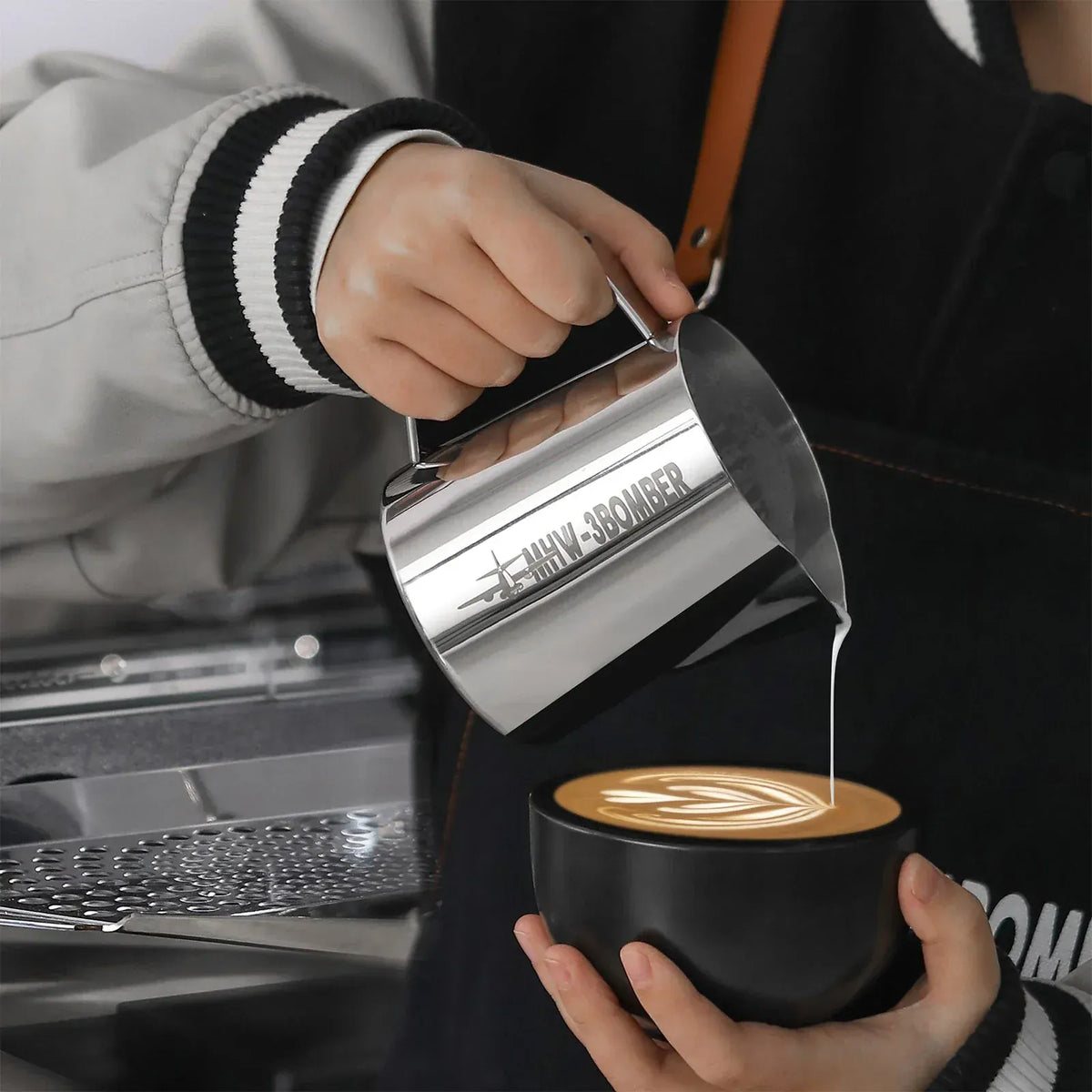 MHW-3BOMBER Latte Art Pitcher 5.0 Milchkännchen 600 ml – Glanzgrau Edelstahl Milchkännchen MHW-3Bomber - rhiinland.com