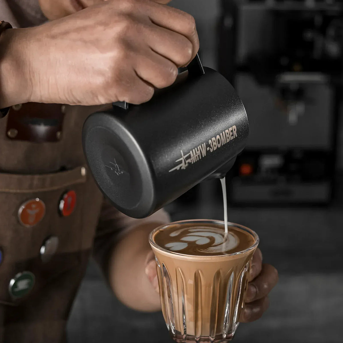 MHW-3BOMBER Latte Art Pitcher 5.0 Milchkännchen 600 ml – Mattschwarz Milchkännchen MHW-3Bomber - rhiinland.com