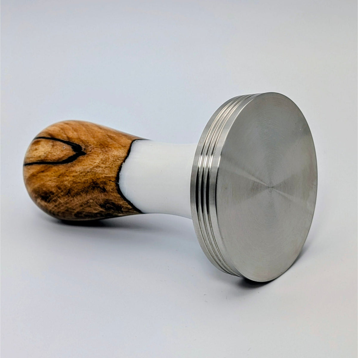 Epoxy Elegance Tamper #18 – Gestockte Buche & Milchglasweiß Tamper EMMERICH Art - rhiinland.com
