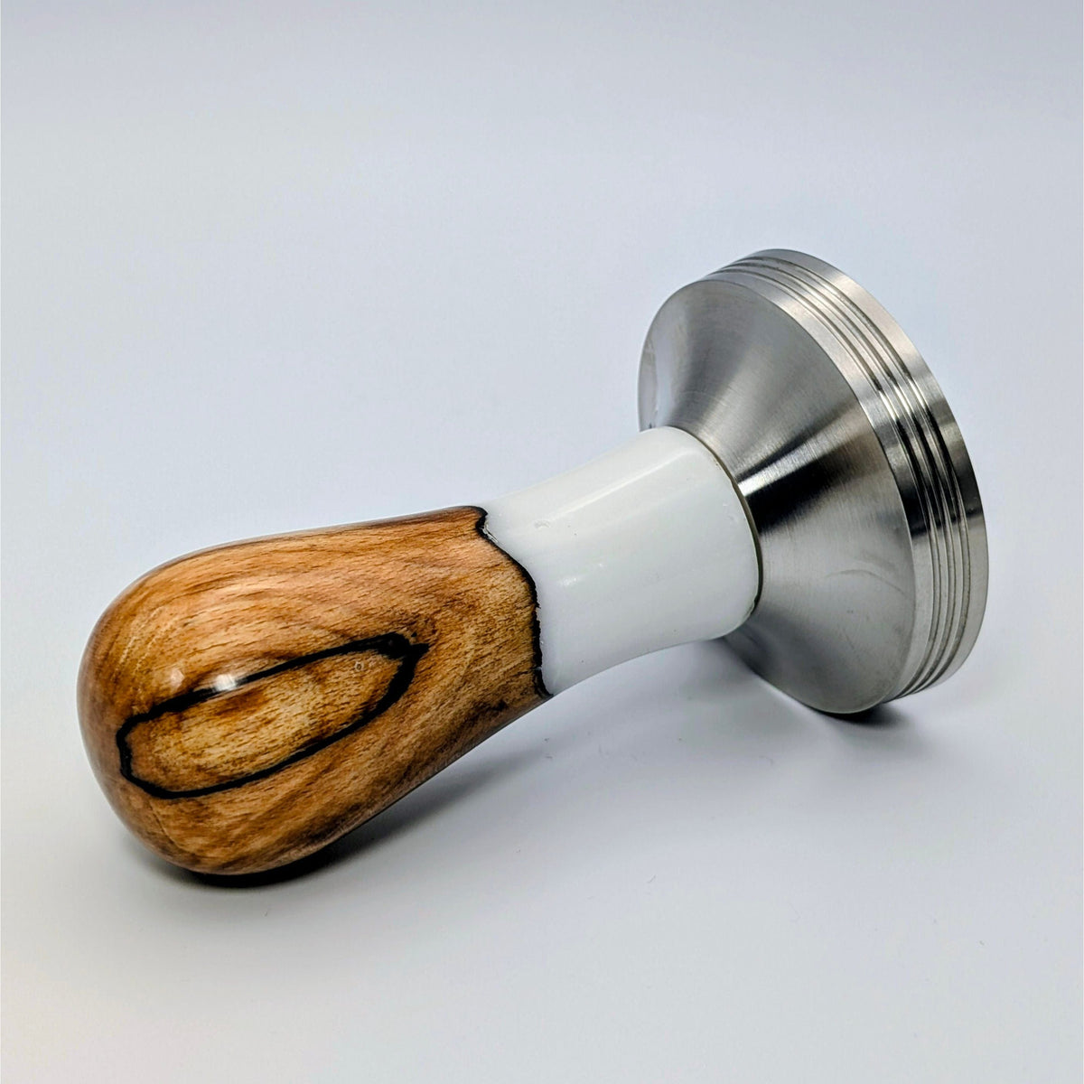 Epoxy Elegance Tamper #18 – Gestockte Buche & Milchglasweiß Tamper EMMERICH Art - rhiinland.com