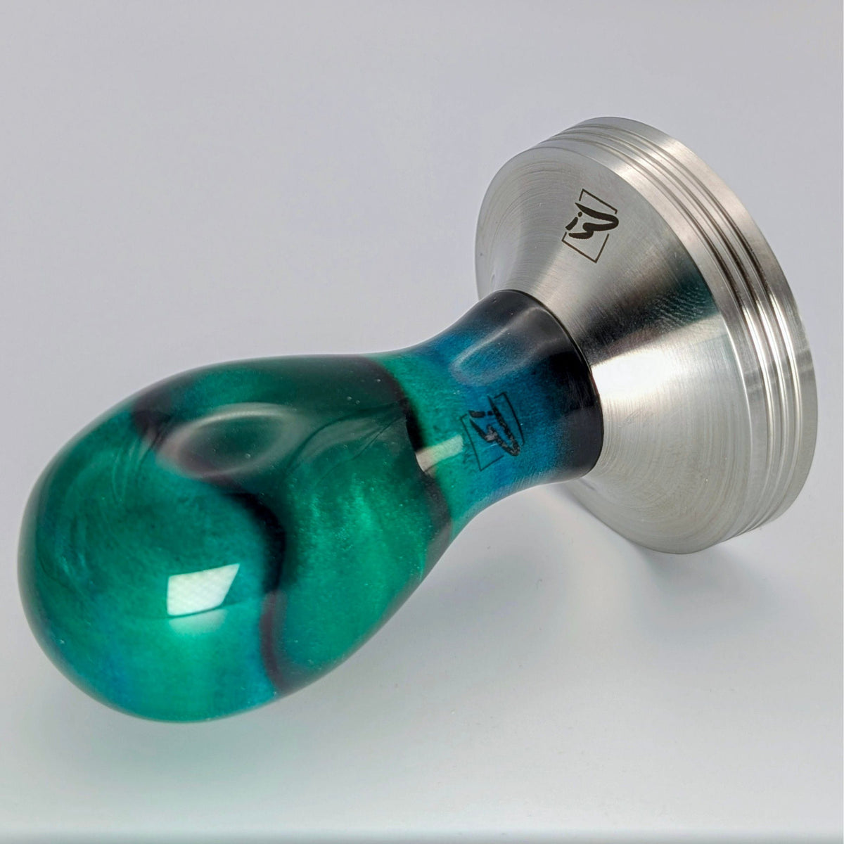 Epoxy Elegance Tamper #23 – Riegelahorn & Petrolgrün Tamper EMMERICH Art - rhiinland.com