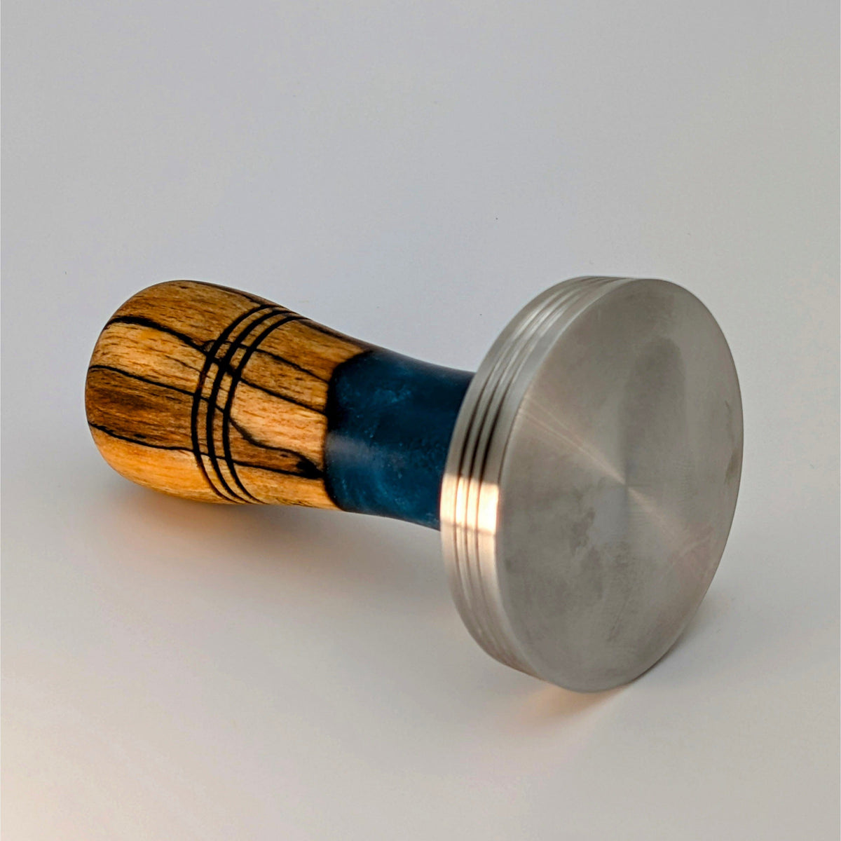 Epoxy Elegance Tamper #6 – Gestockte Buche & Tiefblau Tamper EMMERICH Art - rhiinland.com