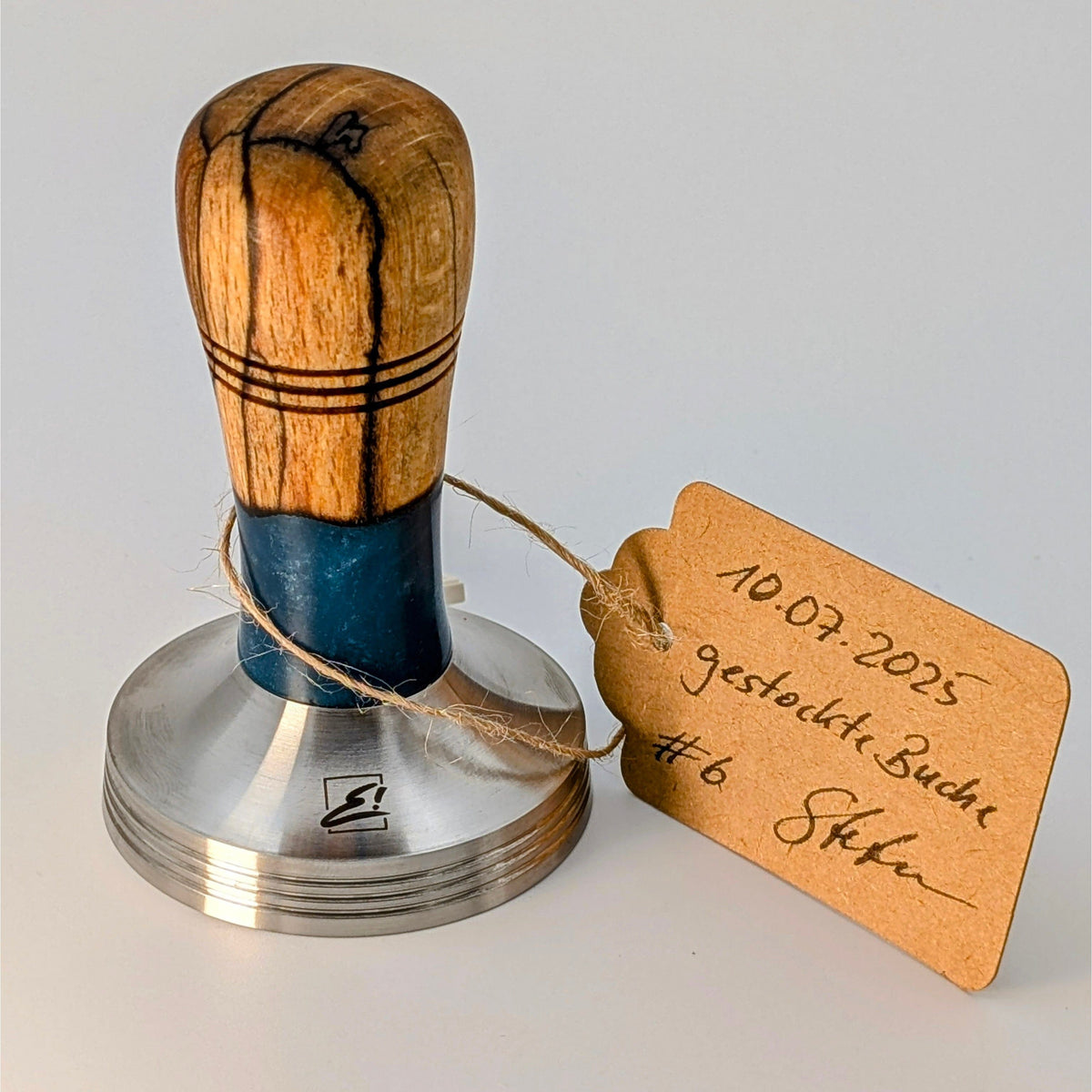 Epoxy Elegance Tamper #6 – Gestockte Buche & Tiefblau Tamper EMMERICH Art - rhiinland.com