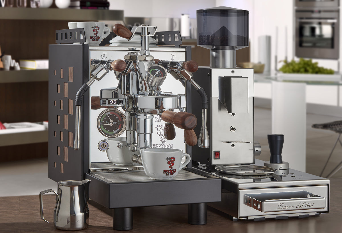 Bezzera Aria PID in Schwarz mit Mühle in einer Küche