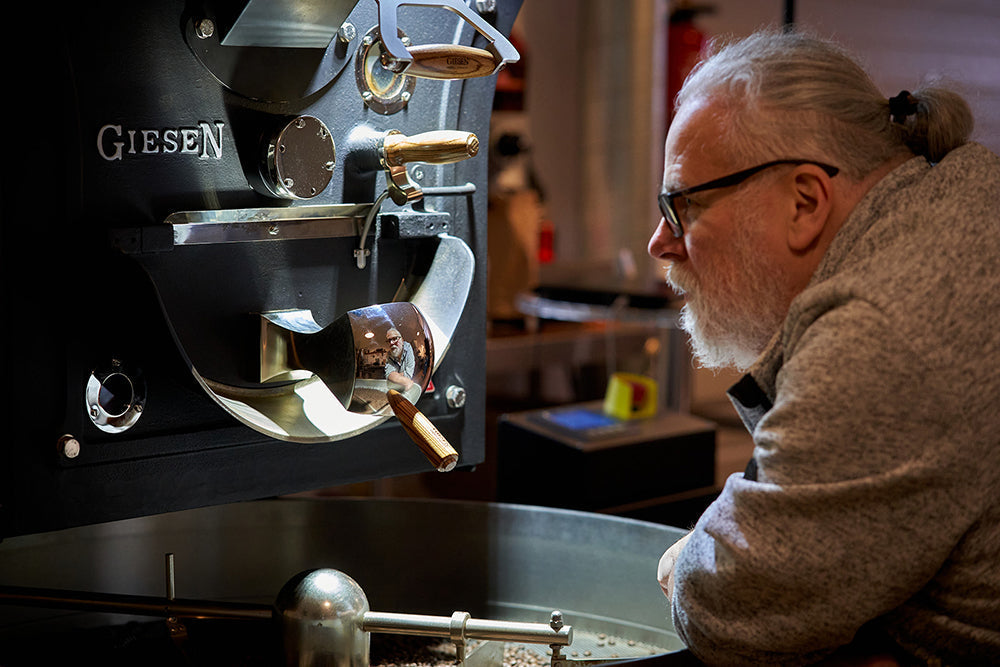 Detlef Klees am Giesen-Trommelröster in Dr. Kaffees Röstorium