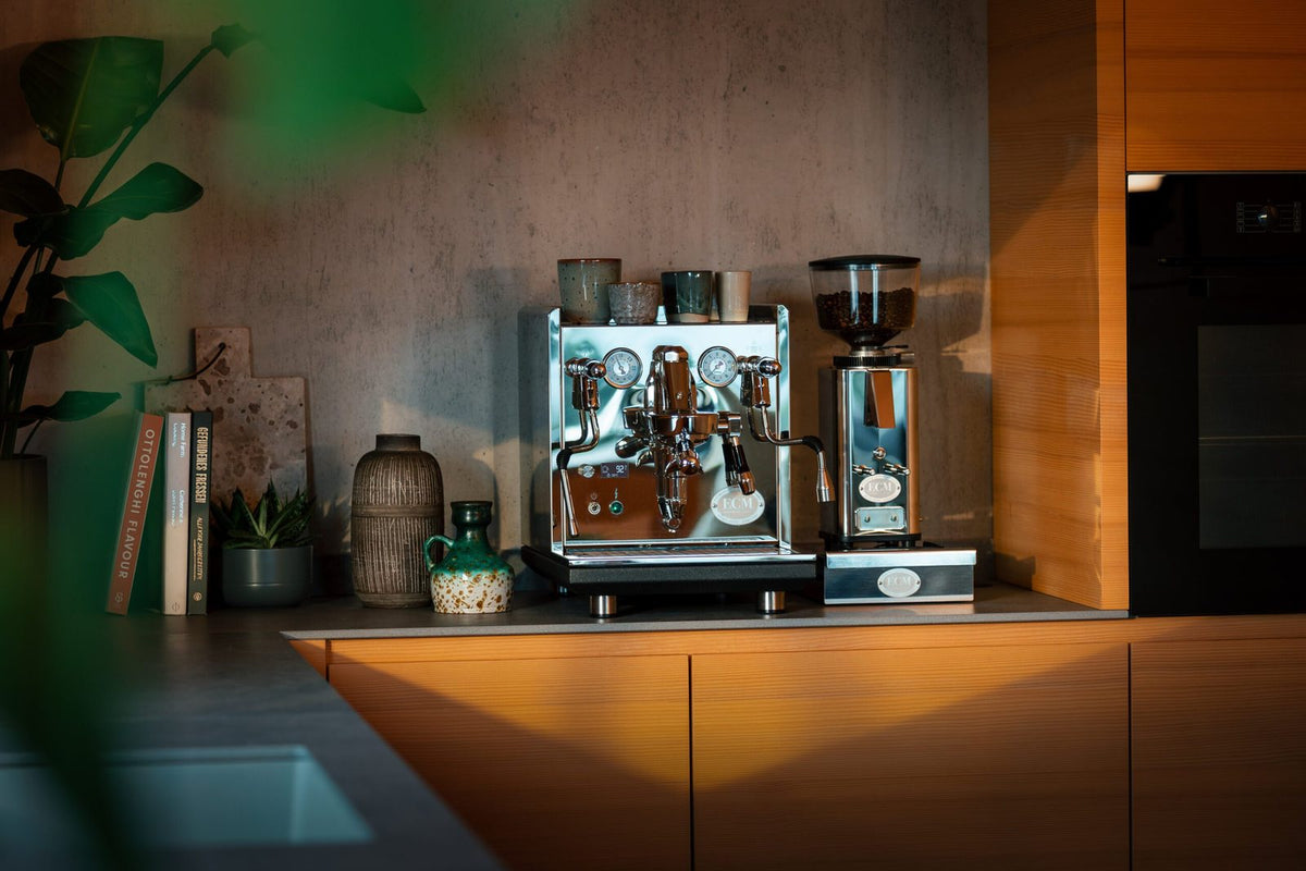 ECM-Dualboiler und ECM-Mühle auf einer Küchenzeile im Abendlicht