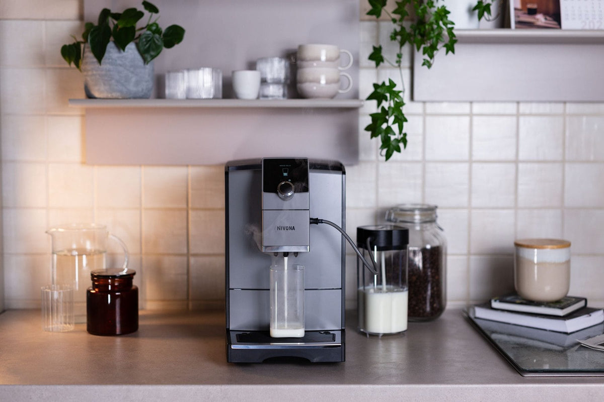 Nivona NICR 793 in Designgrau in einer hellen Küche mit Milchbehälter