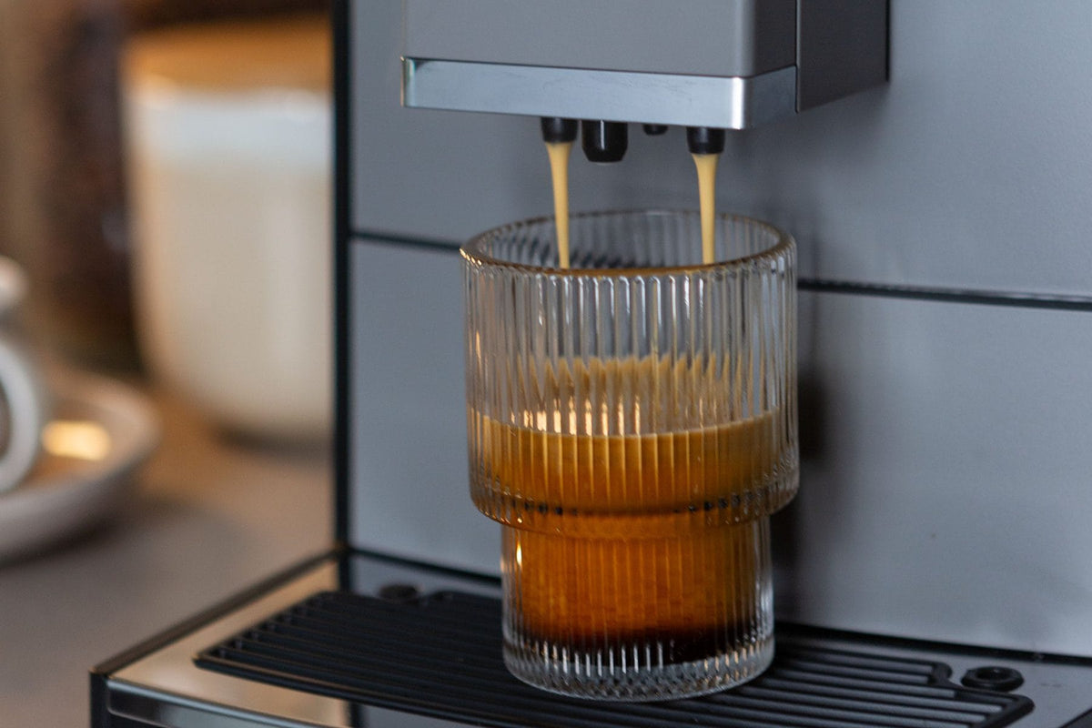 Kaffee läuft aus der Nivona NICR 793 in ein Rillenglas