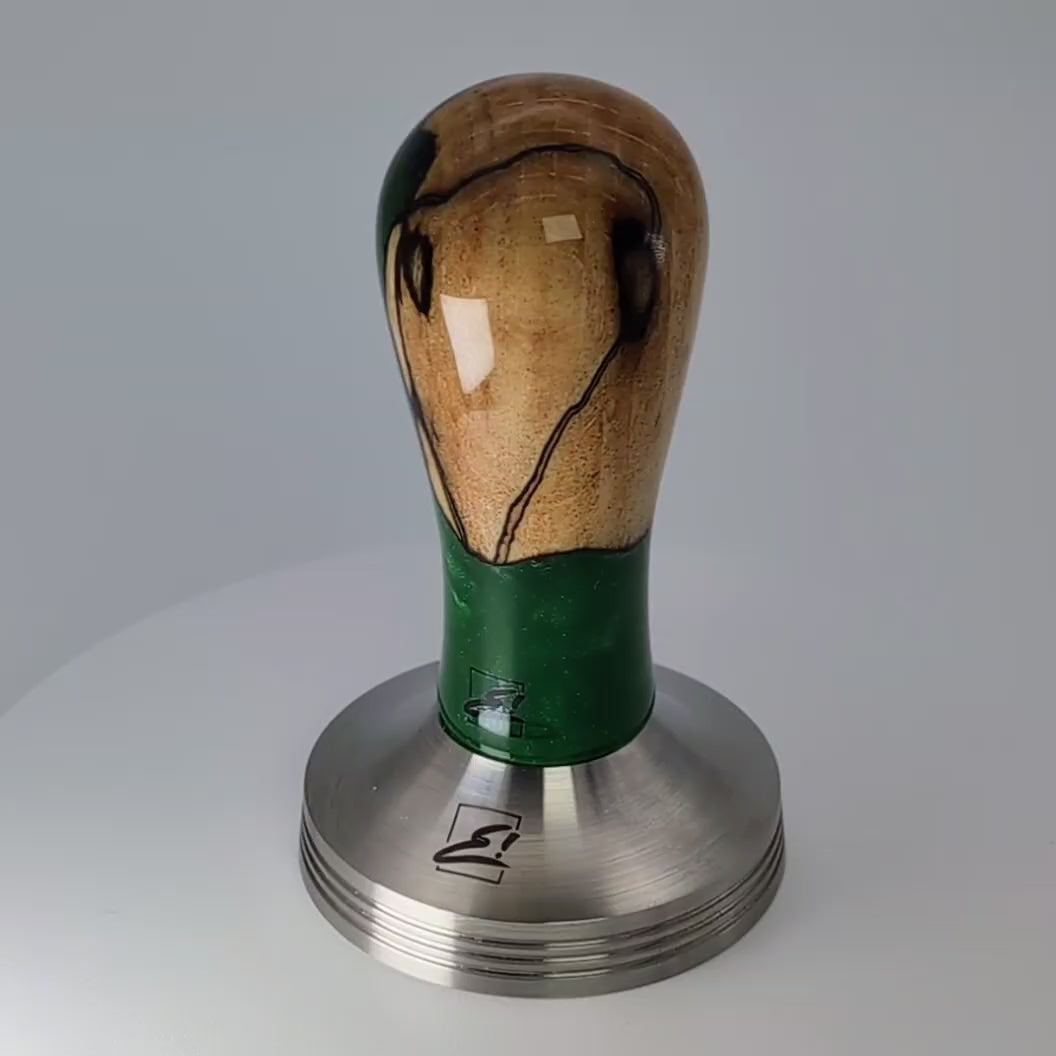 Video laden: Epoxy Elegance Tamper #1 – Gestockte Buche &amp; Smaragdgrün Tamper EMMERICH Art - rhiinland.com