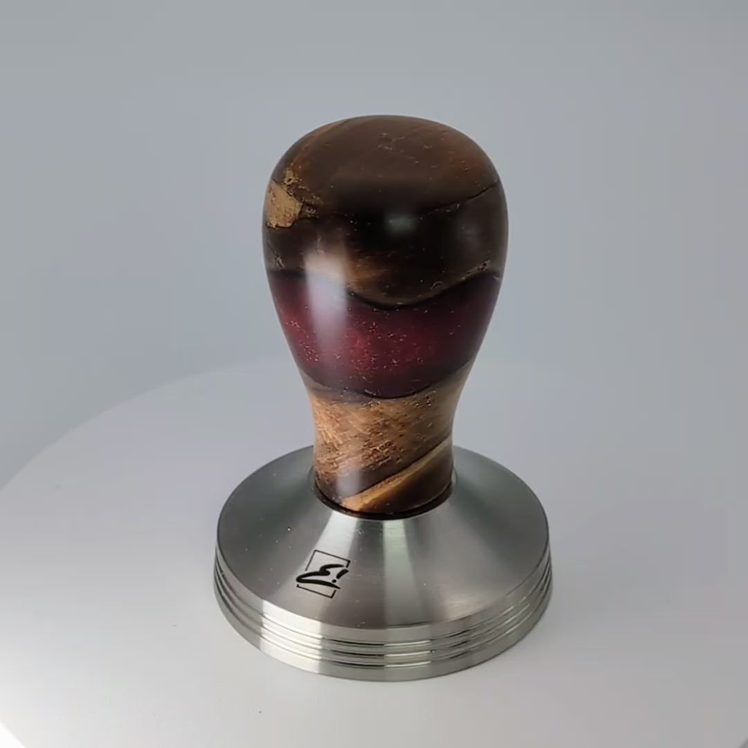 Video laden: Epoxy Elegance Tamper #14 – Pappelmaser &amp; Rubinrot Tamper EMMERICH Art - rhiinland.com