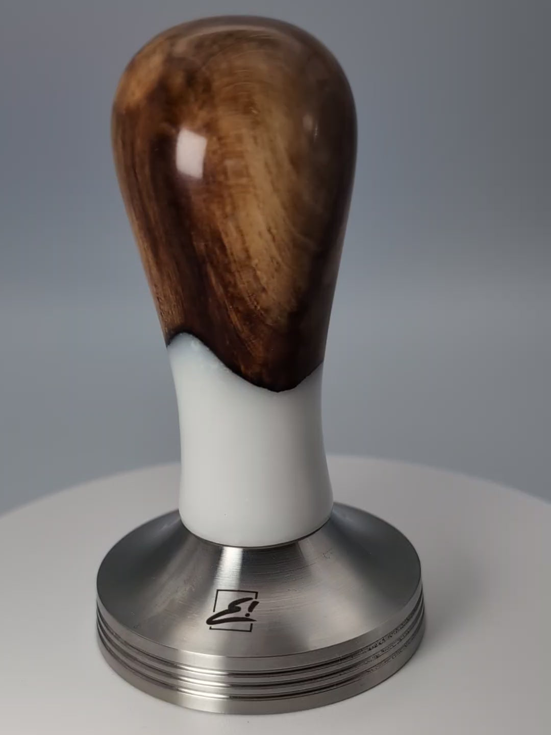 Video laden: Epoxy Elegance Tamper #18 – Gestockte Buche &amp; Milchglasweiß Tamper EMMERICH Art - rhiinland.com