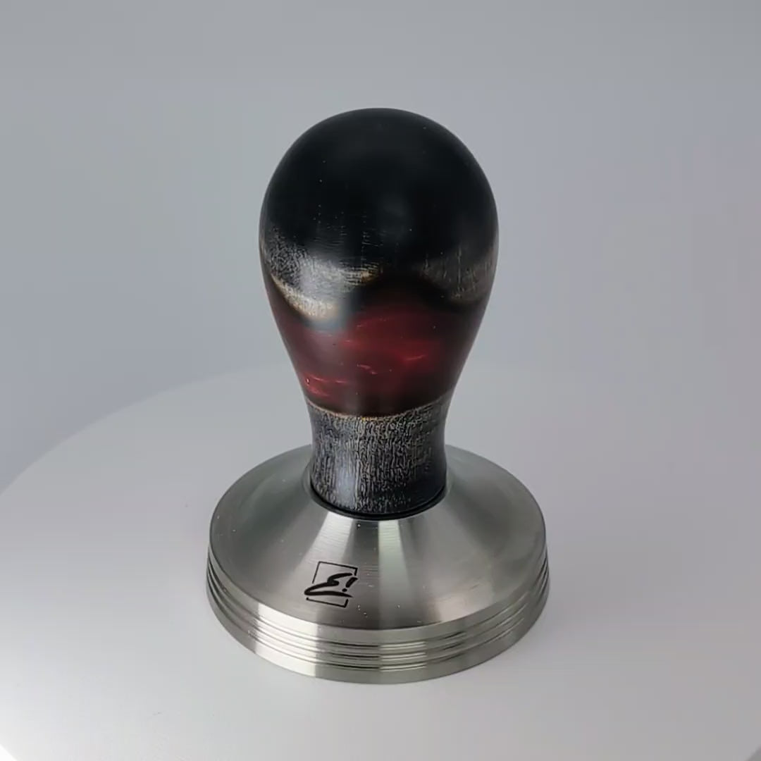 Video laden: Epoxy Elegance Tamper #2 – Riegelahorn &amp; Lava-Rot Tamper EMMERICH Art - rhiinland.com