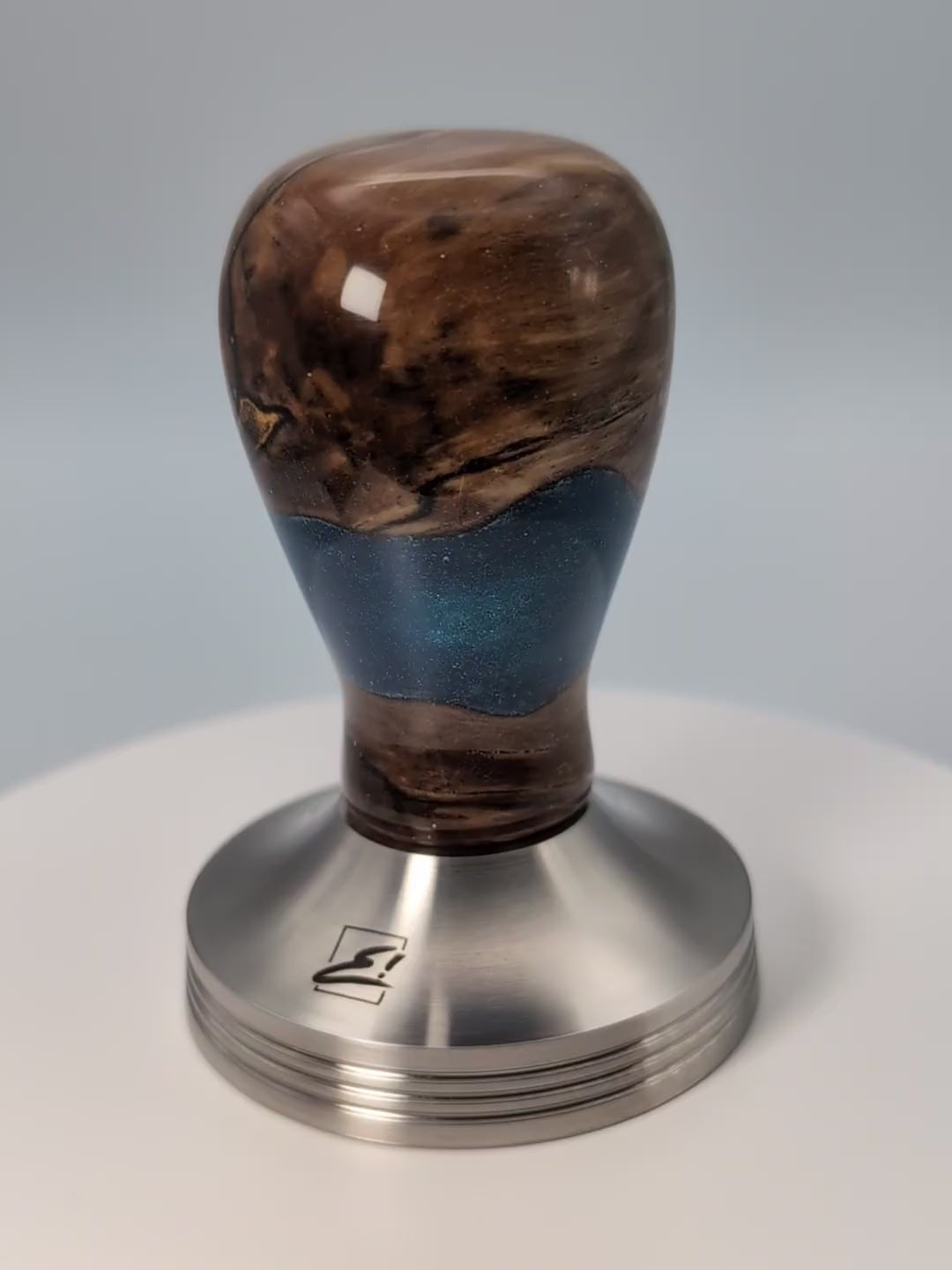 Video laden: Epoxy Elegance Tamper #20 – Gestockte Buche &amp; Tiefblau Tamper EMMERICH Art - rhiinland.com