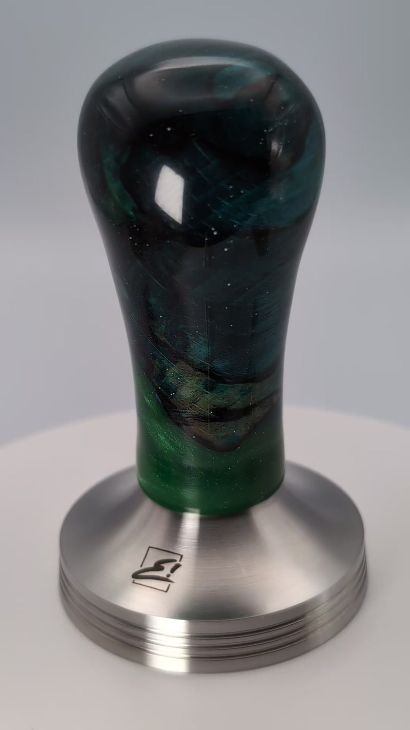 Epoxy Elegance Tamper #24 – Gestockte Buche & Tiefgrün Tamper EMMERICH Art - rhiinland.com