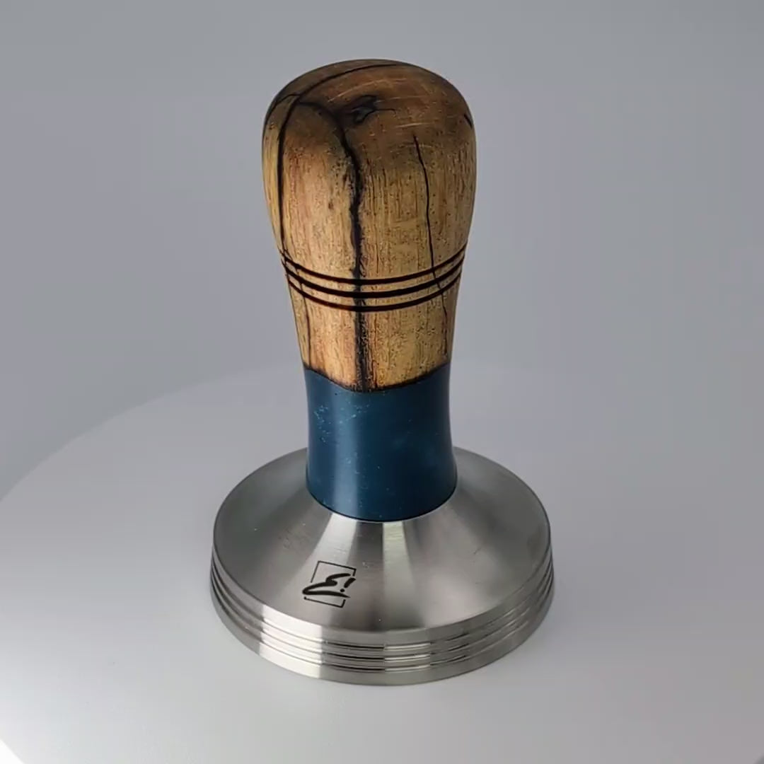 Video laden: Epoxy Elegance Tamper #6 – Gestockte Buche &amp; Tiefblau Tamper EMMERICH Art - rhiinland.com