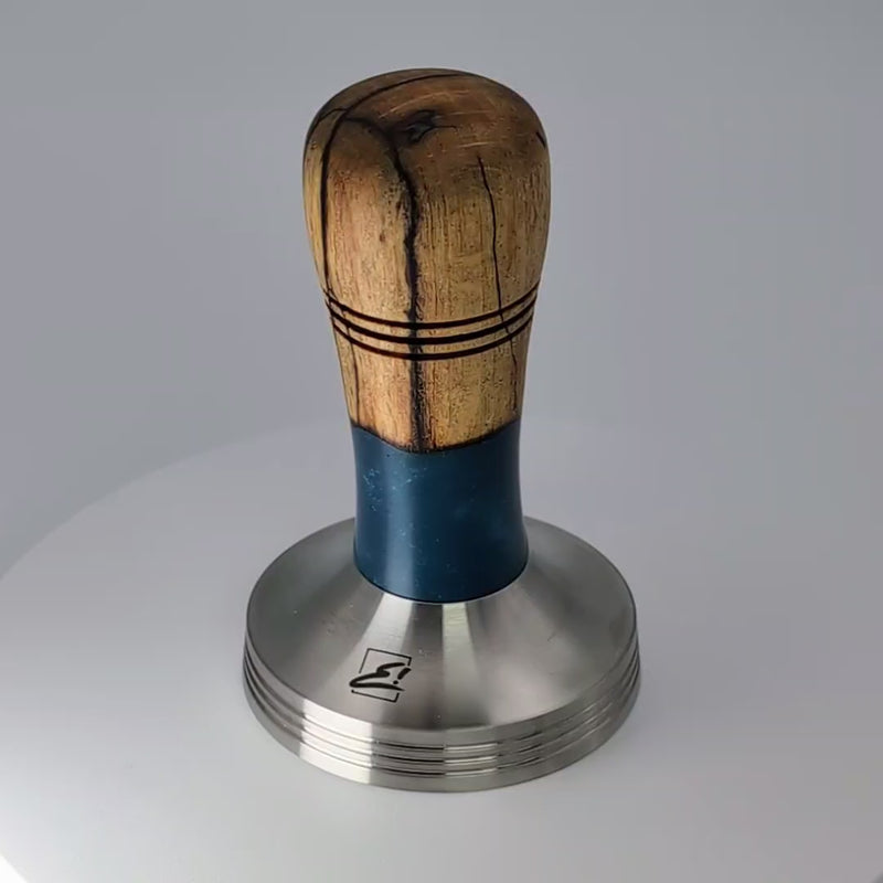 Epoxy Elegance Tamper #6 – Gestockte Buche & Tiefblau Tamper EMMERICH Art - rhiinland.com