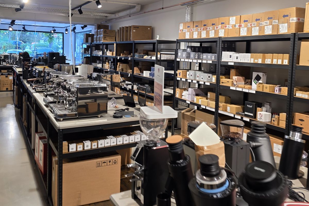 Blick in den Showroom von rhiinland.com in Siegburg mit Espressomaschinen und Mühlen auf den Vorführtischen