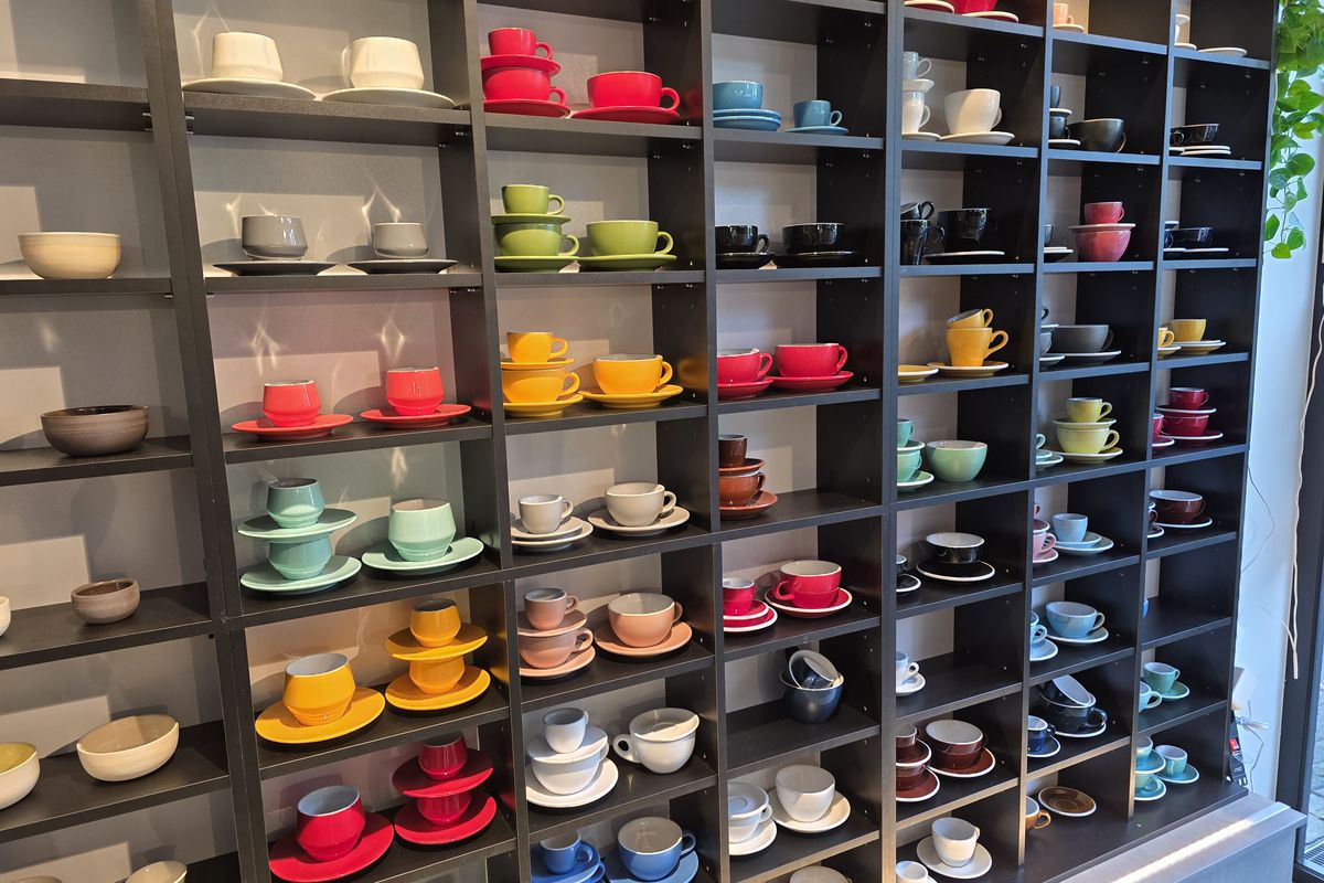 Regalwand mit Espressotassen und Porzellan in vielen Farben im Showroom von rhiinland.com