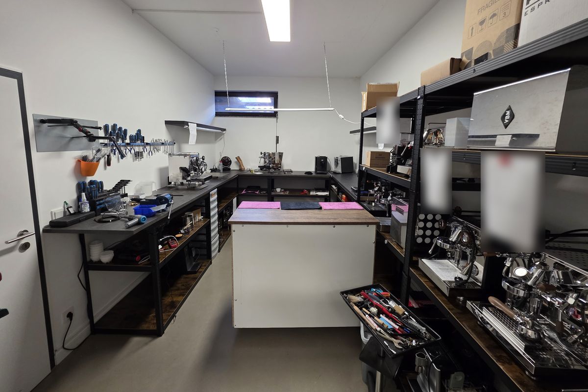 Werkstatt von rhiinland.com mit Werkbank und Espressomaschinen zur Reparatur