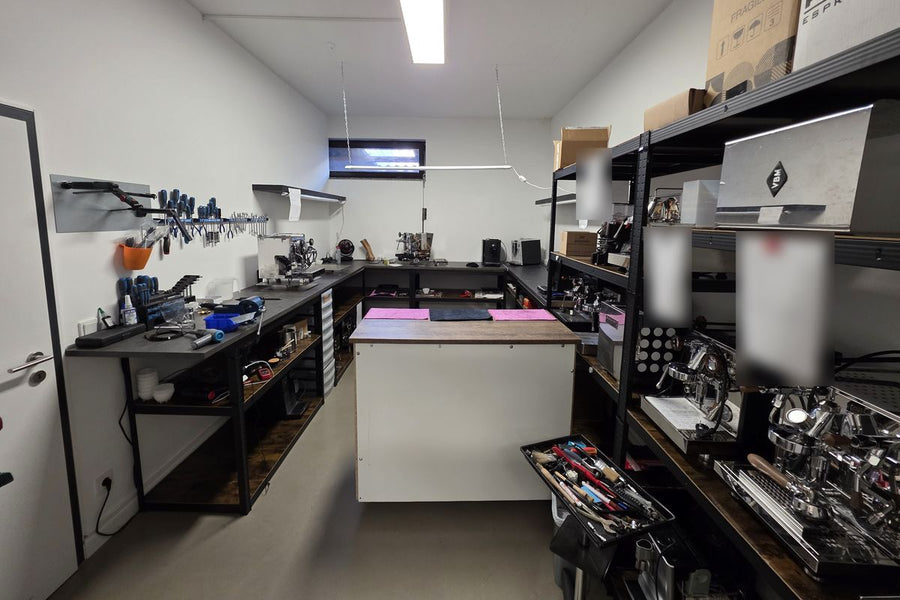 Werkstatt von rhiinland.com mit Werkbank und Espressomaschinen zur Reparatur